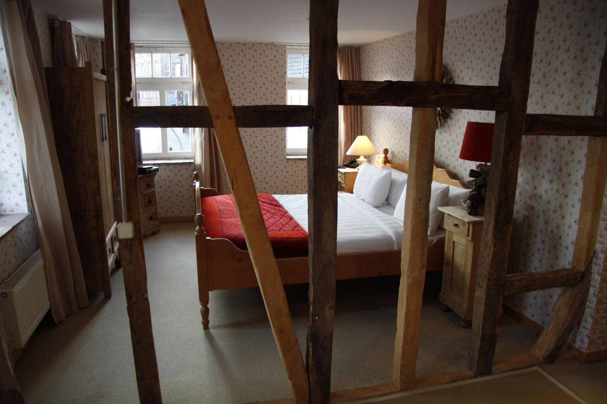 Zur Ewigen Lampe Romantisches Landhotel & Restaurant Nideggen Bilik gambar